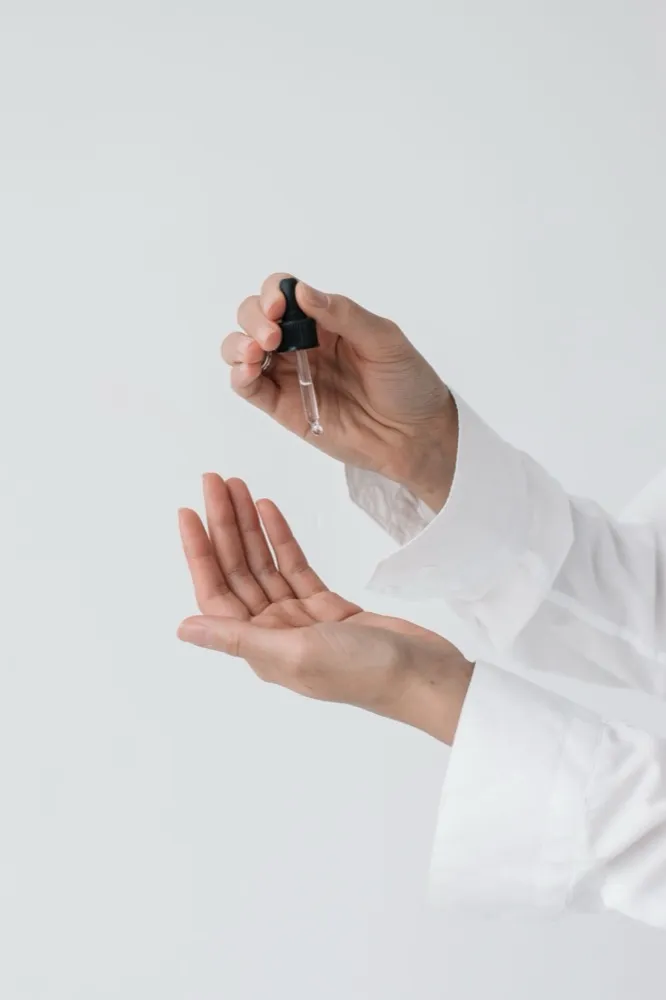 Serum druppelen in de hand