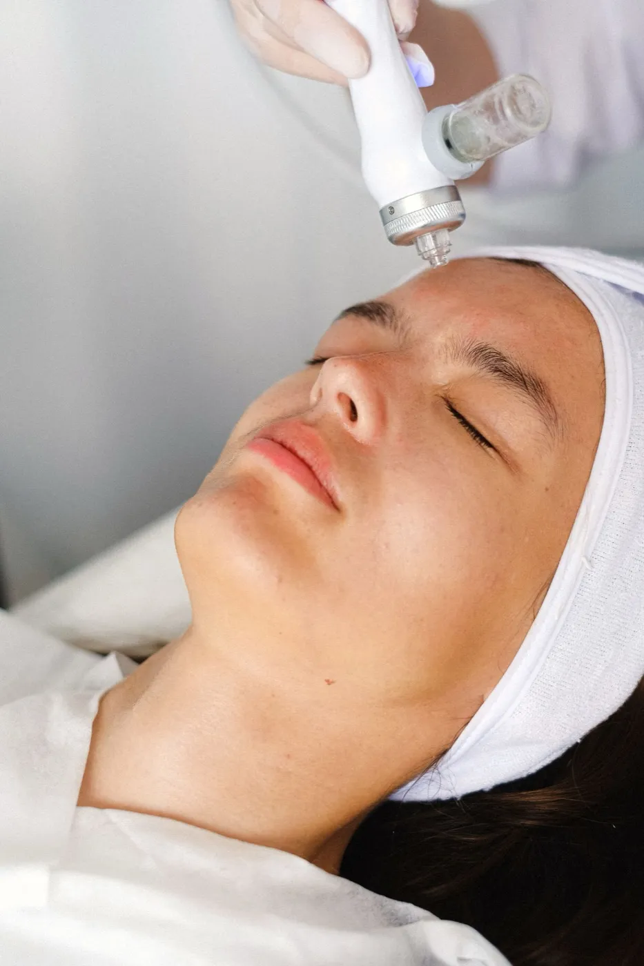 OxyGeneo-behandeling: de handgreep met capsule op het voorhoofd