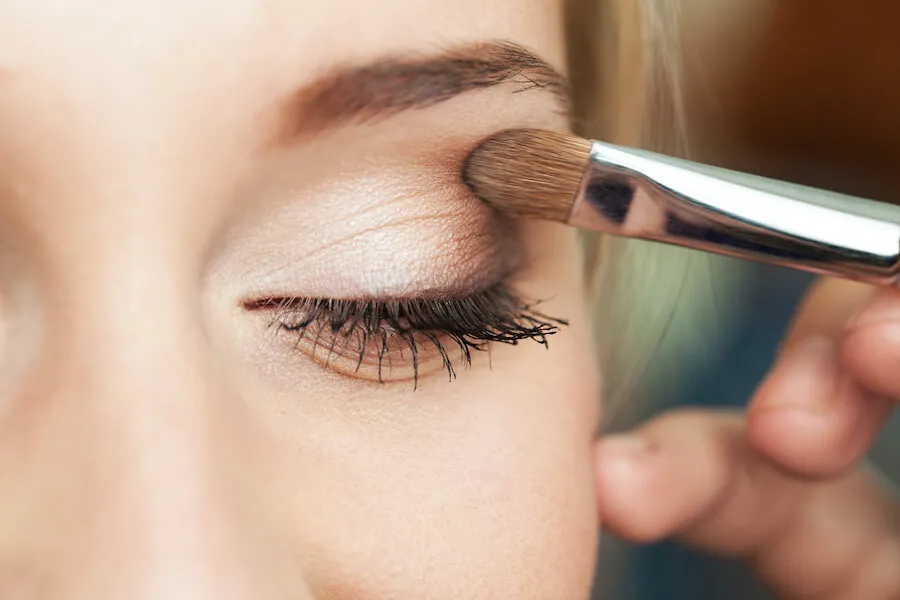 Oogmake-up wordt aangebracht met een kwast